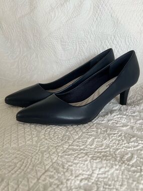 🤎 Easy Street Navy Blue Heels Pumps 2 1/2 Inch Heels - Size 10